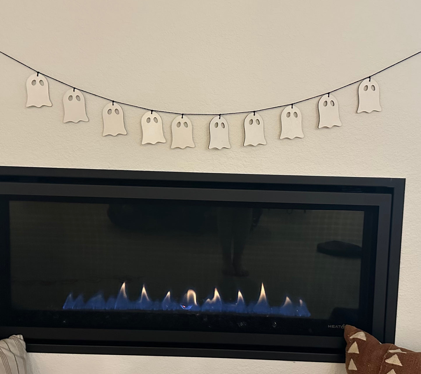 👻 Ghost Garland – 10 ft Wooden Halloween Banner – Rustic White Ghost Party & Mantel Décor